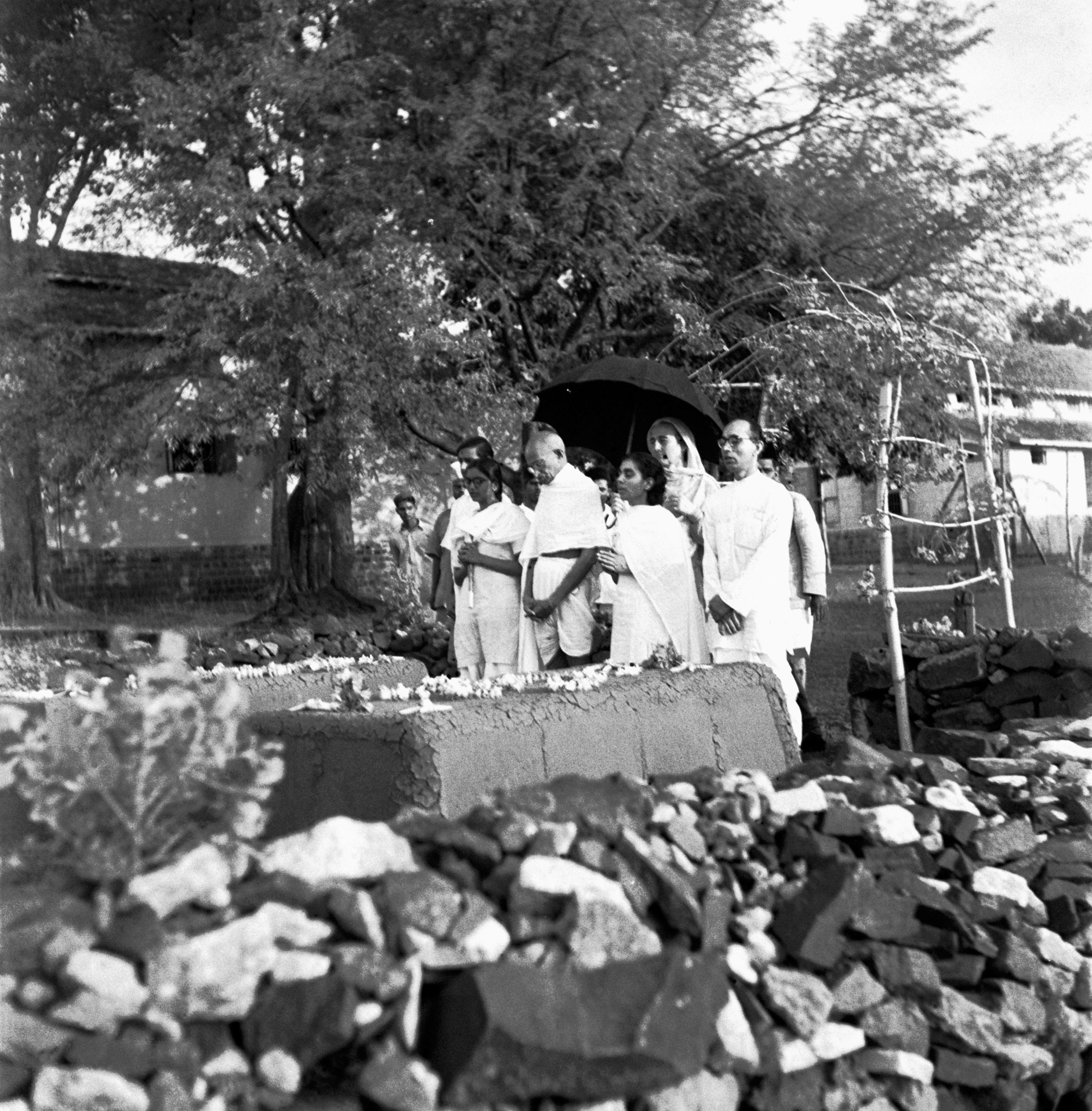 Mourning Kasturba Gandhi and Mahadev Desai