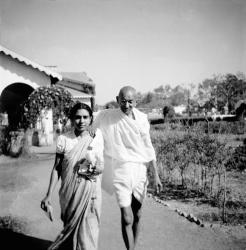 Gandhi walking with Sushila Nayar